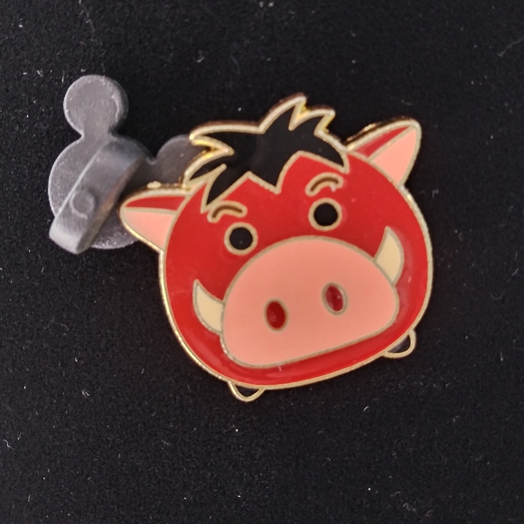 Pumba Tsum Tsum Limited edition pin - Picture 2 of 3